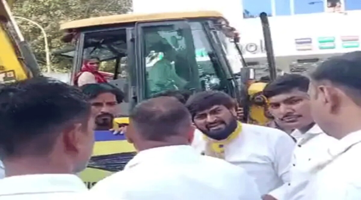લો બોલો! સુરતમાં કેજરીવાલની સભામાં ડિવાડર તુટતા કોર્પોરેશન બુલ્ડોઝર લઇને પહોંચ્યું gujarattak