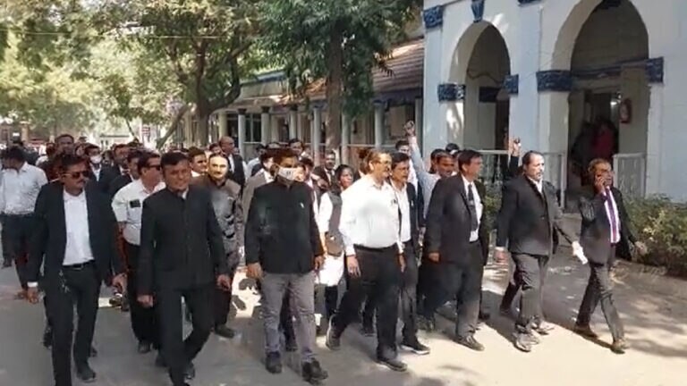 ભાવનગરઃ વકીલે યોગ્ય વાહન પાર્ક ન કરતા પોલીસ સાથે થઈ બબાલ ચોડી દીધા ચાર લાફા, વકીલો નારાજ gujarattak