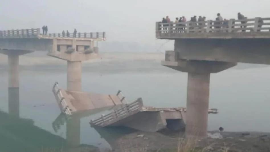 ભ્રષ્ટાચારનું વધુ એક ઉદાહરણ! કરોડોના ખર્ચે બનેલો બ્રિજ ઉદ્ધાટન થાય ત્યાં સુધી પણ ન ટકી શક્યો gujarattak