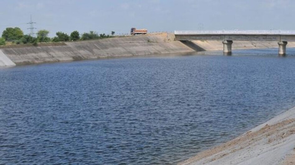 Nadiad માં આખા પરિવારે કેનાલમાં પડતું મુક્યું, યુવાનને બચાવી લેવાયો gujarattak