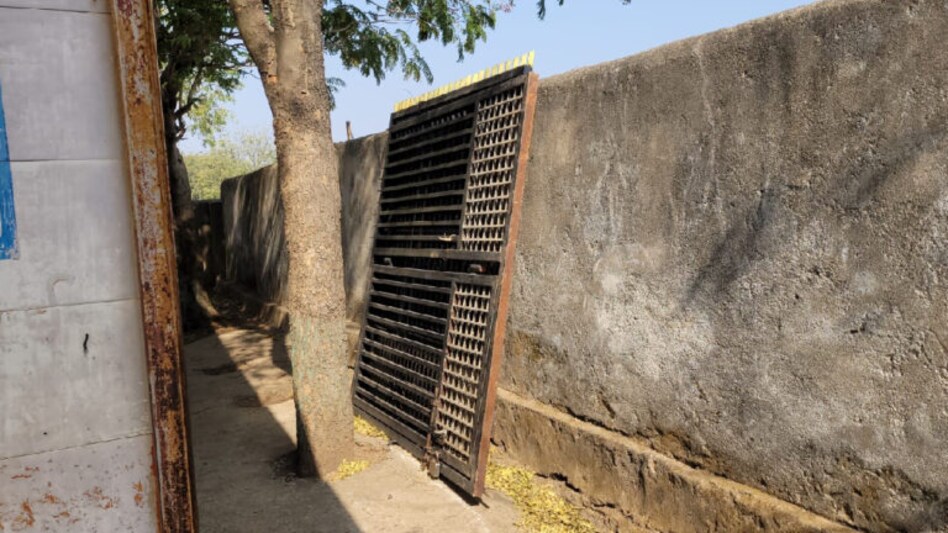 શાળાનો લોખંડનો ગેટ બાળકી પર પડતા મોત, તંત્રએ હાલ આચાર્યને સસ્પેન્ડ કરી સંતોષ માન્યો gujarattak