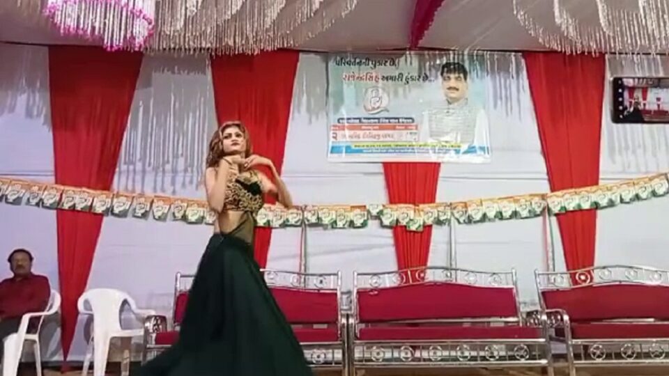 ગુજરાતની ચૂંટણીમાં યુપી-બિહાર જેવો માહોલ, કોંગ્રેસના ઉમેદવારની સભામાં ડાંસર બોલાવાઈ gujarattak