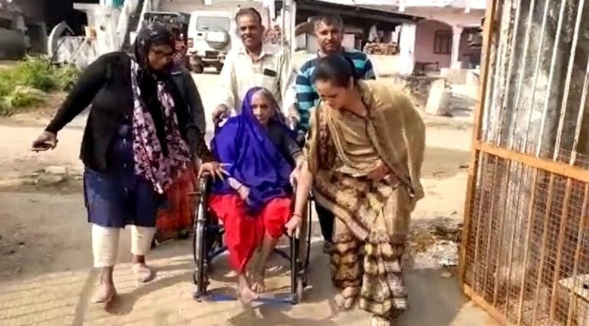 મોડાસામાં 103 વર્ષીય વૃદ્ધ મહિલાએ મતદાન કર્યું, વ્હીલચેર પર મથકે પહોંચ્યા gujarattak