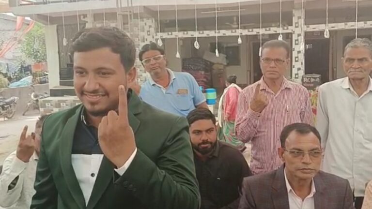 લગ્નના ફેરા ફરતા પહેલાં વરરાજાએ કર્યું મતદાન, લોકશાહીના નવા સૂત્ર વિશે કહ્યું… gujarattak