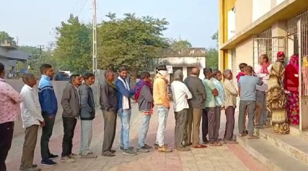 અરવલ્લીઃ બાયડમાં EVM ખોટકાતા મતદાન મથકે લાંબી કતારો, લોકોની પરેશાની વધી gujarattak