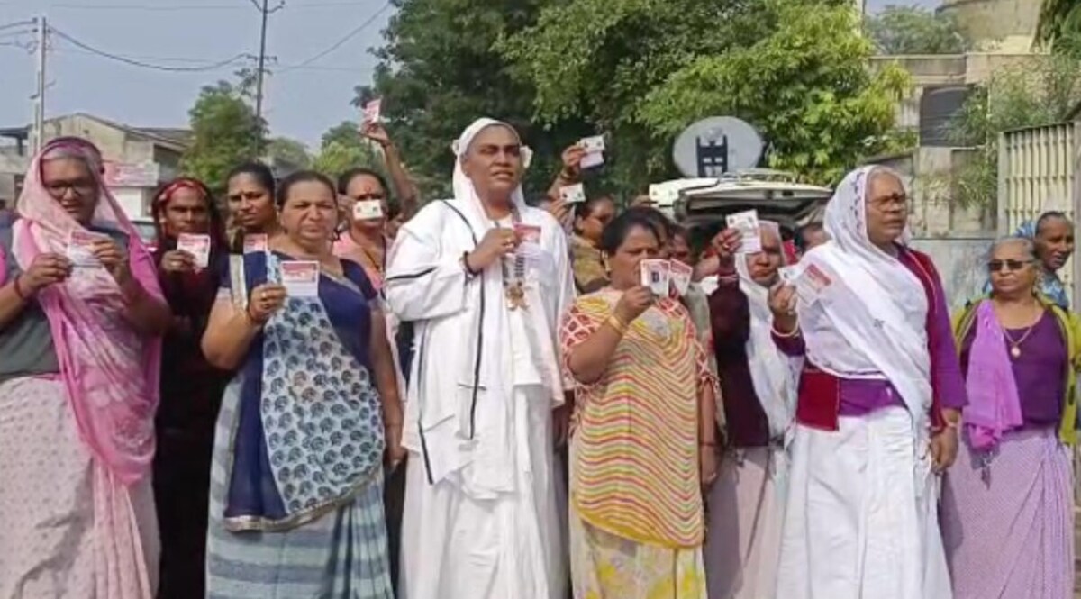 01.00 PM: કુલ મતદાન 34.74 % નોંધાયું, ગુજરાતના કયા જિલ્લામાં કેટલું મતદાન જાણો gujarattak