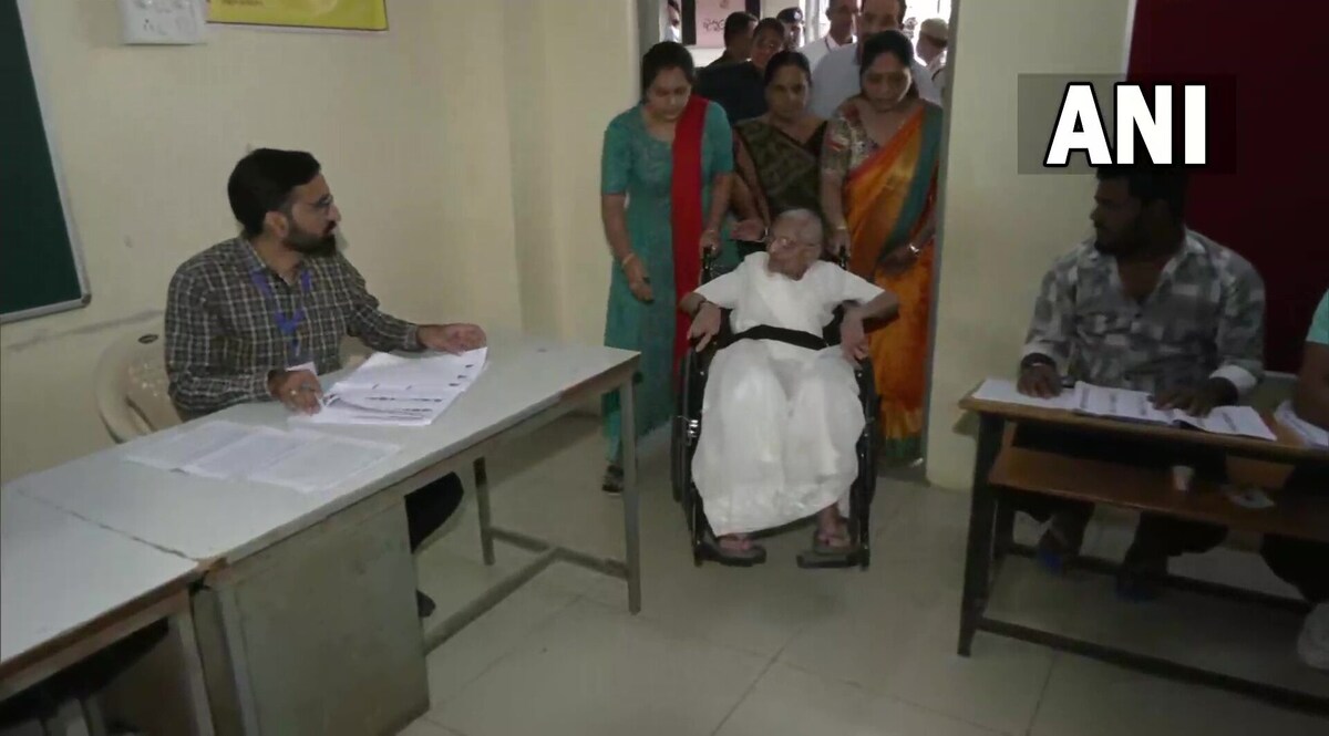 Gujarat Elections: 100 વર્ષના હીરાબાએ વ્હીલચેરમાં રાયણસના મતદાન મથકે પહોંચી વોટ આપ્યો gujarattak