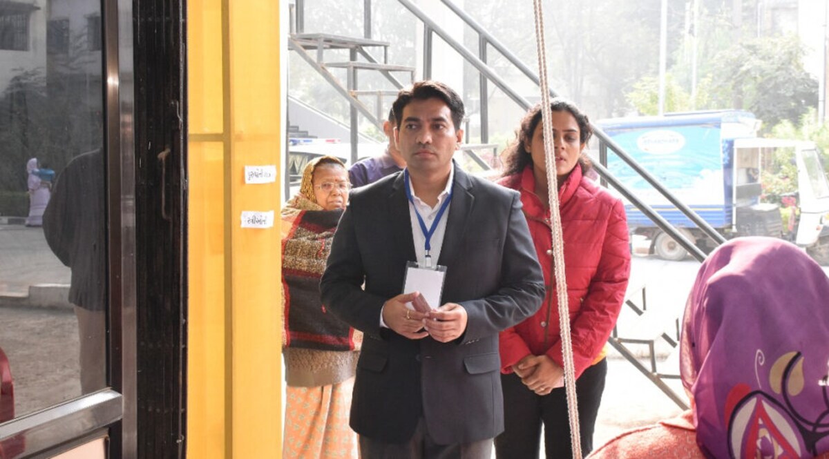 ગોધરાઃ કલેક્ટરે મતદાનના દિવસે શું કહ્યું, પત્ની સાથે લાઈનમાં ઊભા રહ્યા gujarattak