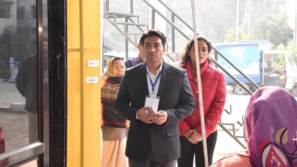 ગોધરાઃ કલેક્ટરે મતદાનના દિવસે શું કહ્યું, પત્ની સાથે લાઈનમાં ઊભા રહ્યા gujarattak