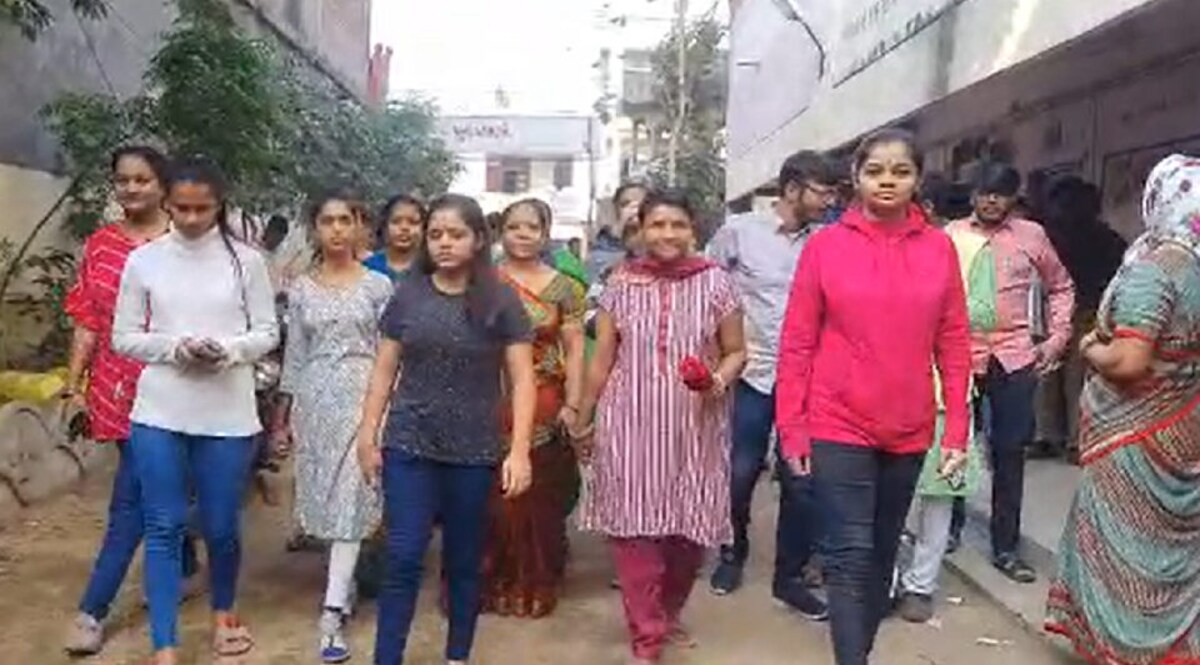 ખેડાઃ યુવાનો ઢોલ-નગારા સાથે મતદાન કરવા નીકળ્યા, ગામમાં સર્જાયો આવો માહોલ gujarattak