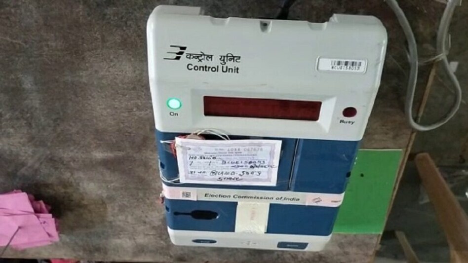 ખેડામાં 41 વોટ પડ્યા બાદ EVM ખોટવાયું, પોણા કલાકે નવું EVM મૂકી વોટિંગ શરૂ કર્યું, પણ જૂનાનું શું કર્યું? gujarattak