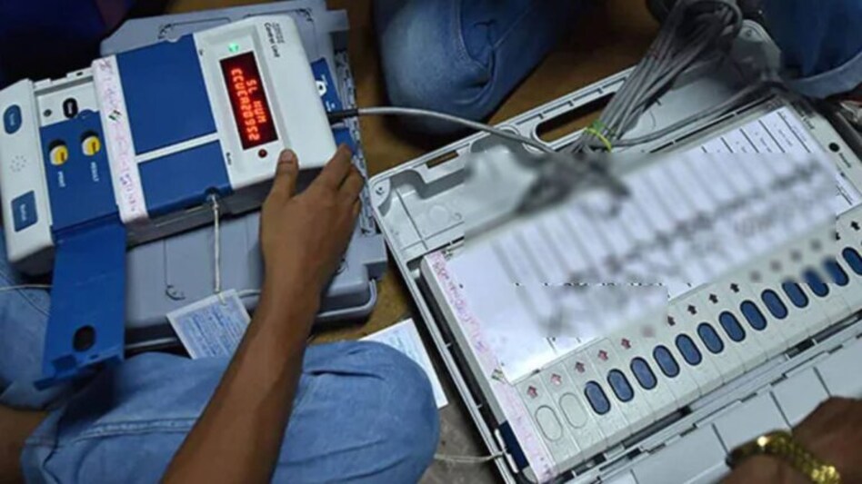 છોટાઉદેપુરમાં પણ EVM મશીન ખોટકાઈ જતા મતદારો અટવાયા, 40 મિનિટ સુધી હાલાકી વેઠી gujarattak