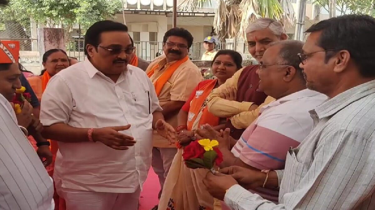 સી.આર.પાટીલે લીધી છોટાઉદેપુર જિલ્લાની મુલાકાત, ચૂંટણી પહેલા નવા-જૂનીના એંધાણ gujarattak