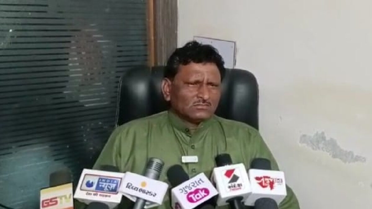 ફાટેલા કપડે જંગલમાંથી મળી આવ્યા MLA, ચૂંટણી પંચે કહ્યું તત્કાલ રિપોર્ટ રજુ કરવામાં આવે gujarattak