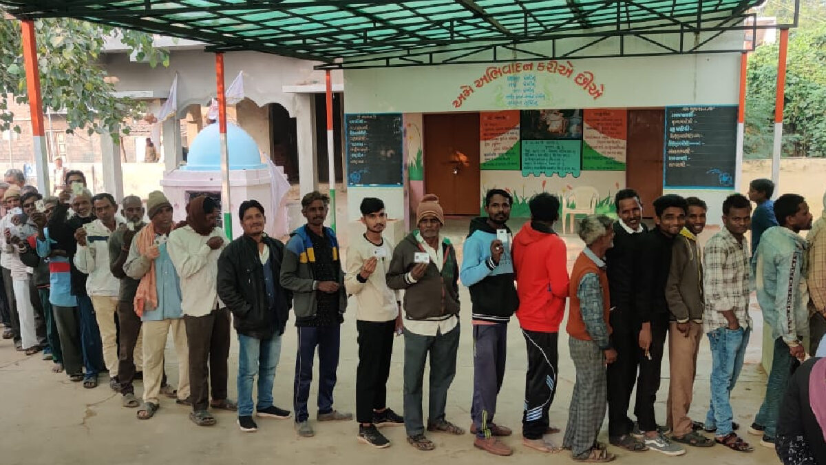 મોડાસાના શીકા મતદાન મથકે મતદાન શરૂ થતાંજ EVM ખોટકાયું, અધિકારીઓમાં દોડધામ વધી gujarattak