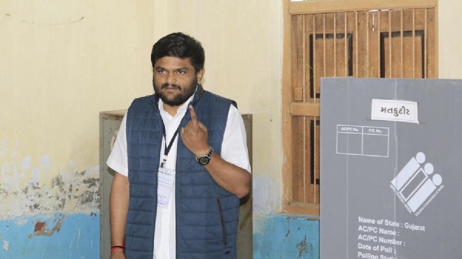Election Update: હાર્દિક પટેલે સજોડે કર્યું મતદાન કહ્યું, ભાજપનો કોઈ વિકલ્પ જ નથી gujarattak