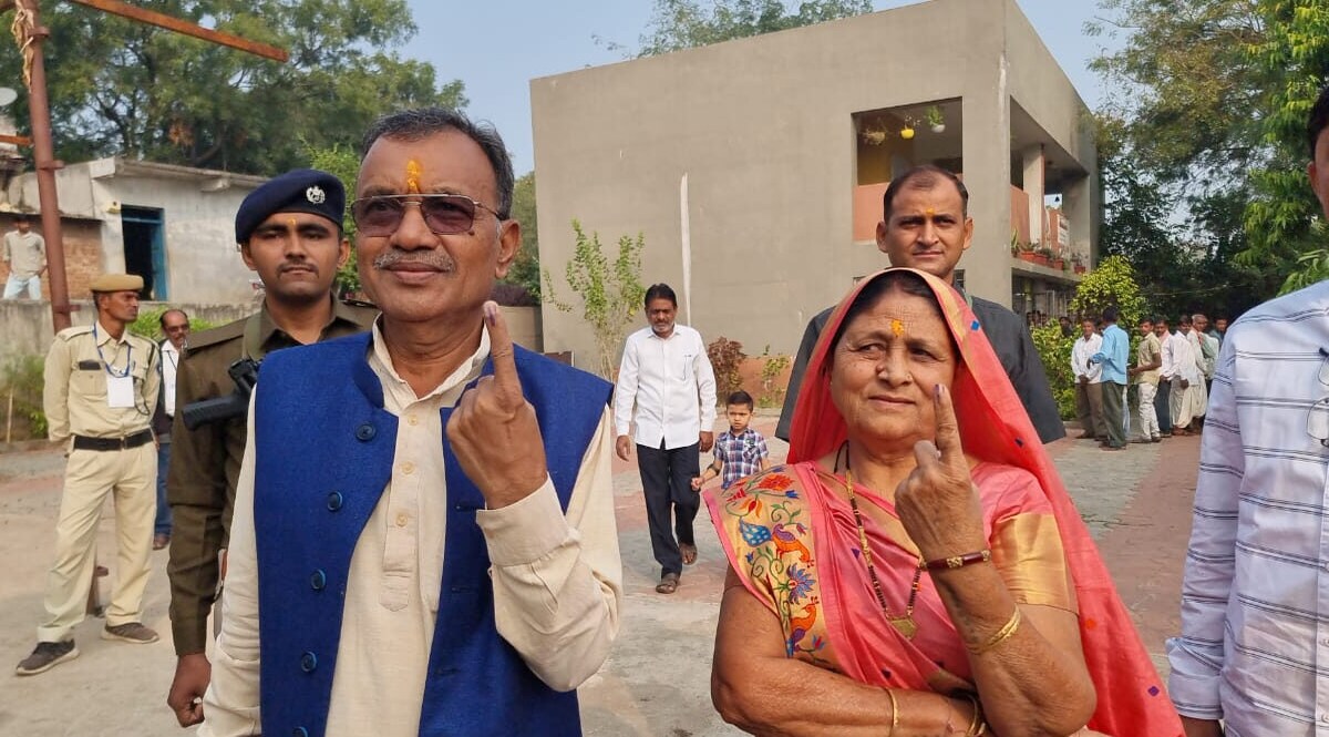 વિપક્ષનેતા સુખરામ રાઠવાએ કર્યું મતદાન, ભાજપ પર લગાવ્યા ગંભીર આરોપ gujarattak