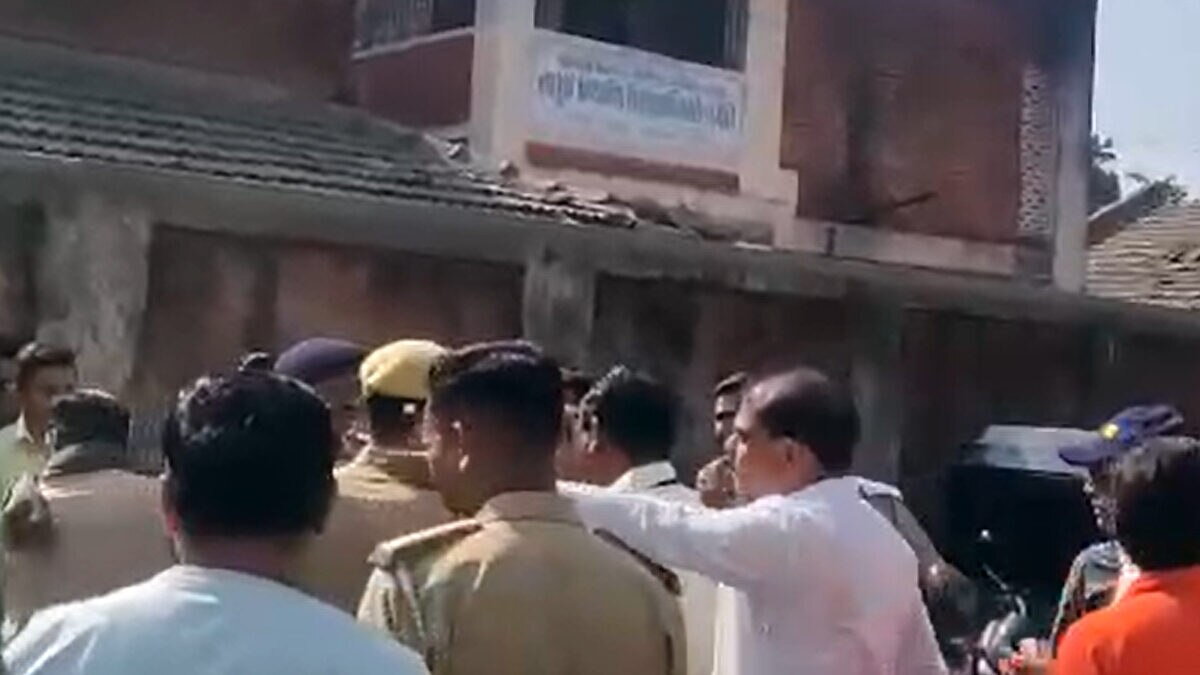 પાટણ ગુમડા મસ્જિદ સ્કૂલના મતદાન બુથ પર એવું શું થયું કે, કોંગ્રેસના ઉમેદવાર કિરીટ પટેલને કરવી પડી ગાળાગાળી? gujarattak