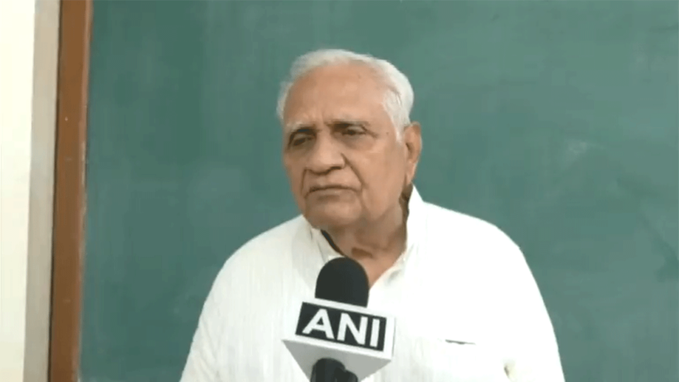 PM પહેલીવાર પોતાના મોટાભાઇના ઘરે પહોંચ્યા, કાનમાં કહી એક મહત્વની વાત gujarattak