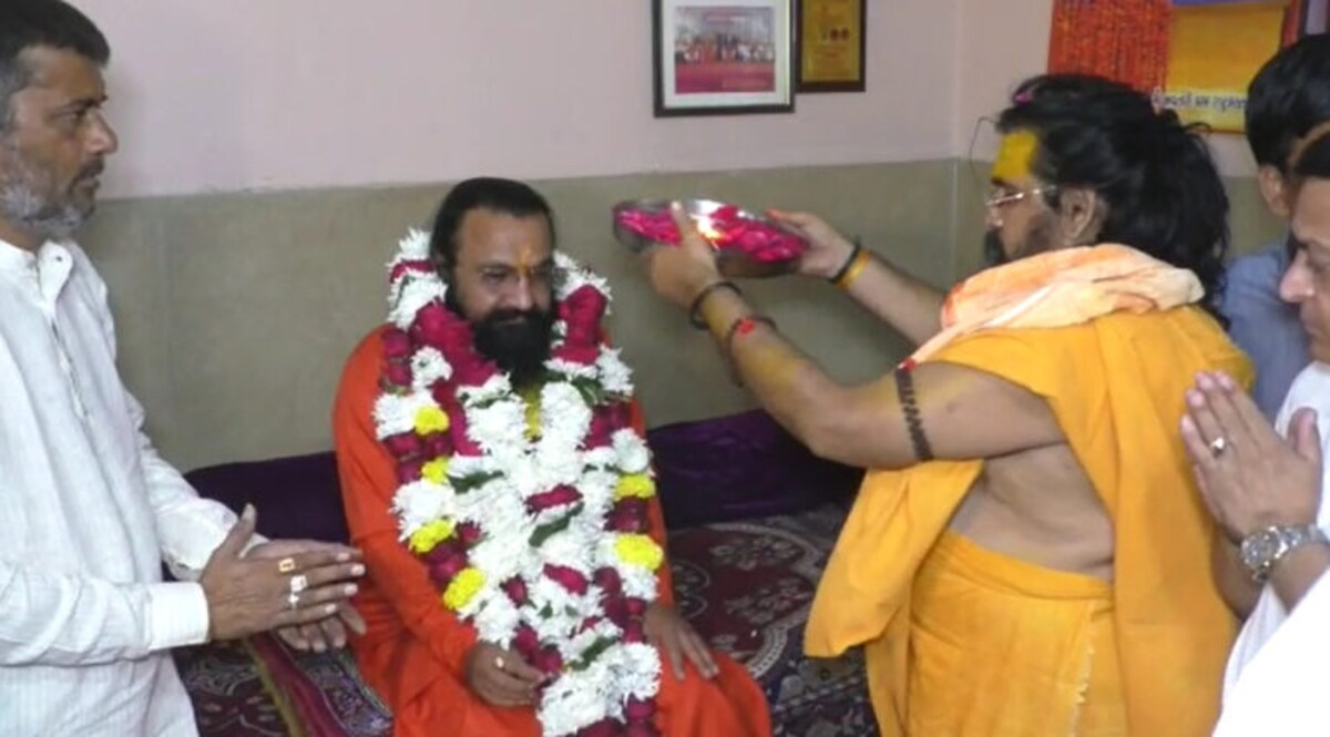 શાળાઓની પ્રવૃતિઓ ચારિત્ર્યહીનતા તરફ લઈ જાય છેઃ સુરત આવેલા રવિન્દ્ર પુરી મહારાજે કહ્યું gujarattak