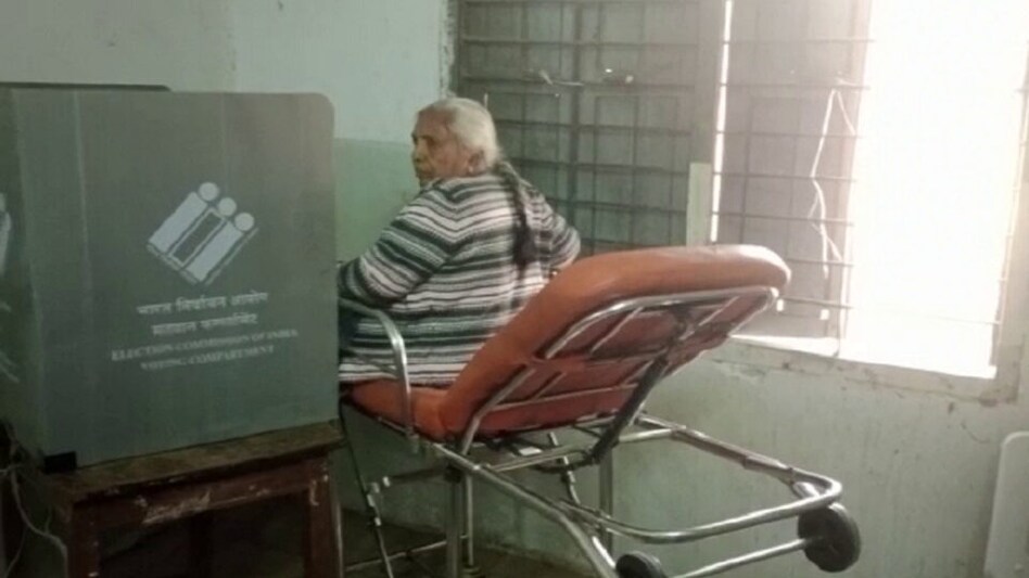 લોકશાહીનો ઉત્સવ: બીમાર વૃદ્ધા એમ્બ્યૂલન્સમાં મત આપવા પહોંચ્યા, બુથની અંદર સ્ટ્રેચર પર જઈ વોટ આપ્યો gujarattak