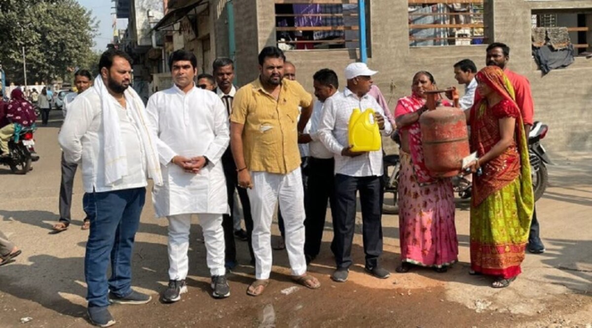 ફાટેલા કપડાં, તેલનો ડબ્બો, ગેસનો બાટલો, નેતા વિચિત્ર રીતે મતદાન મથકે પહોંચતા લોકો જોતા રહી ગયા gujarattak