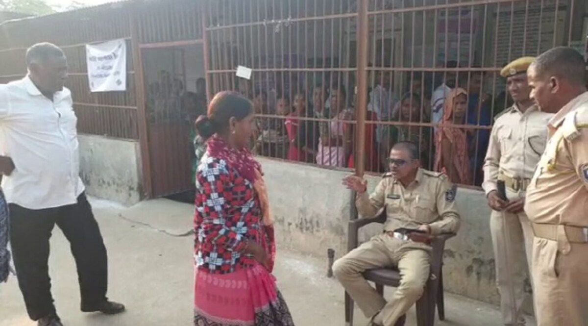 અરવલ્લીમાં મહિલાના નામે બીજું કોઈ વોટ નાખી જતા પરિવારે આખું બૂથ માથે લીધું gujarattak