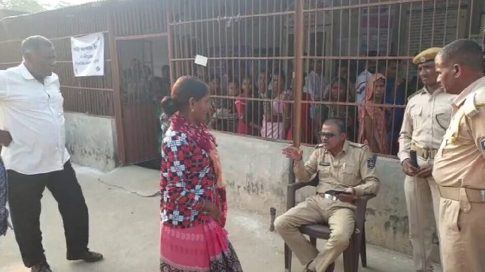 અરવલ્લીમાં મહિલાના નામે બીજું કોઈ વોટ નાખી જતા પરિવારે આખું બૂથ માથે લીધું gujarattak