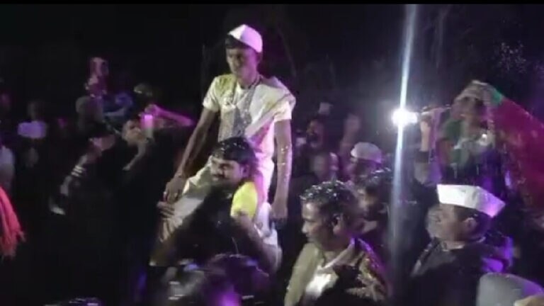 AAP MLA ચૈતર વસાવા પહોંચી ગયા આદિવાસી યુવકના લગ્નમાં, વરરાજાને ખભે બેસાડી નાચ્યા- Video gujarattak