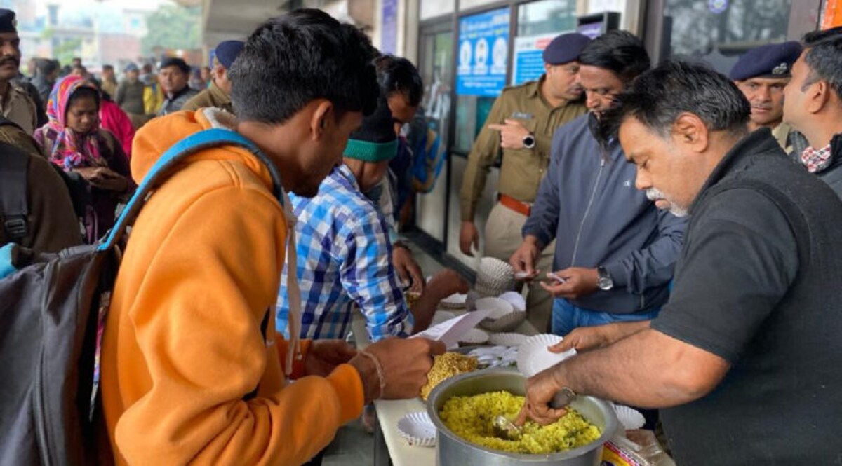 પેપર લીકઃ અમદાવાદ પોલીસે જુનિયર ક્લાર્કના ઉમેદવારોને ભોજન આપ્યું gujarattak