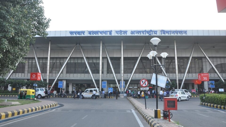 અમદાવાદ એરપોર્ટ પર બોમ્બ હોવાનો કોલ મળતા દોડધામ, તપાસમાં પેસેન્જરે ફેક કોલ કર્યાના ઘટસ્ફોટ gujarattak