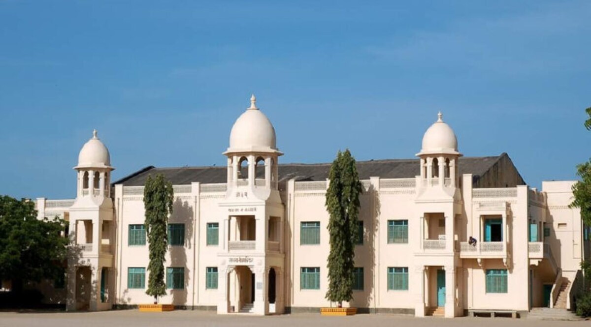 પોરબંદરમાં અભિનેત્રી જુહી ચાવલાના દાદા સસરાએ બનાવેલી કન્યા ગુરુકુલ વિવાદમાંઃ વિદ્યાર્થિનીને સજાતિય સંબંધ બાંધવા માગનો આરોપ gujarattak