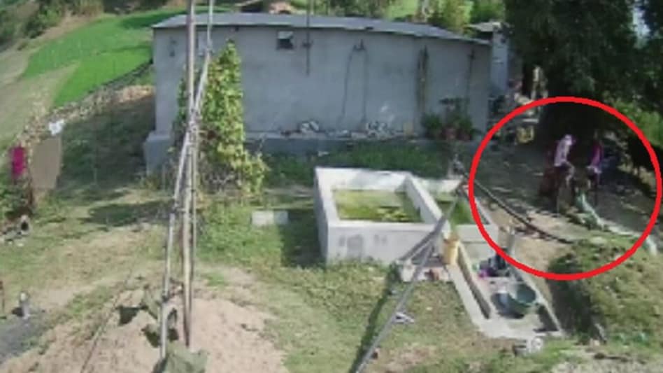 અરવલ્લીમાં મહિલાને ‘ડાકણ’ કહી નિર્વસ્ત્ર કરીને જેઠ-જેઠાણી માર માર્યો, તાલિબાની સજાના CCTV સામે આવ્યા gujarattak