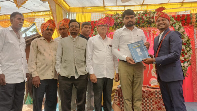 AAP ધારાસભ્ય ચૈતર વસાવા વધુ એક નવા અંદાજમાંઃ વરરાજાને આપ્યું ‘ભારતીય બંધારણ’નું પુસ્તક gujarattak