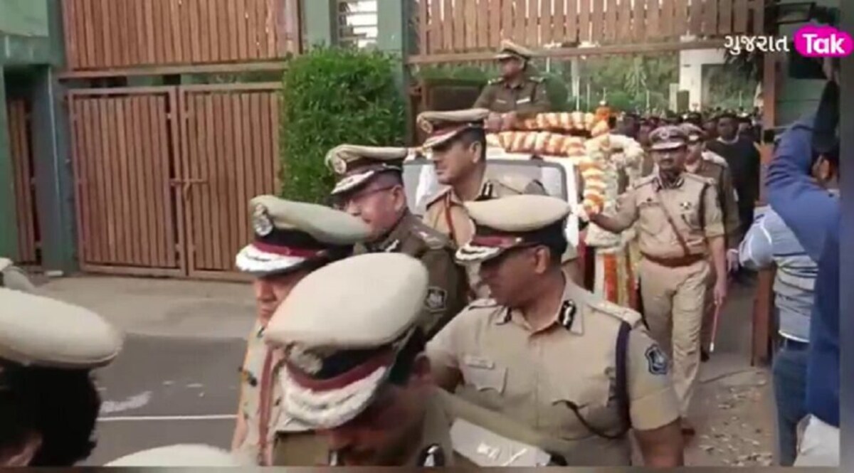 પૂર્વ DGP આશિષ ભાટિયાને અનોખી વિદાય: ફૂલોથી શણગારેલી કારમાં બેસાડી IPS અધિકારીઓએ દોરડા વડે ખેંચી gujarattak