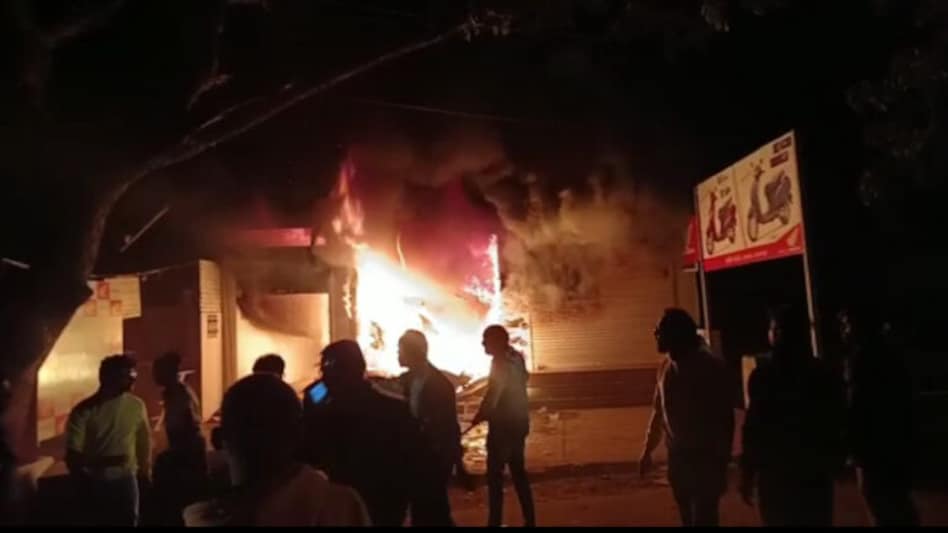 મહિસાગરઃ હોન્ડા શો-રૂમમાં આગ, લોકો ફાયર વિભાગ પર થયા ગુસ્સે, જુઓ Video વાહનો બળીને ખાખ gujarattak