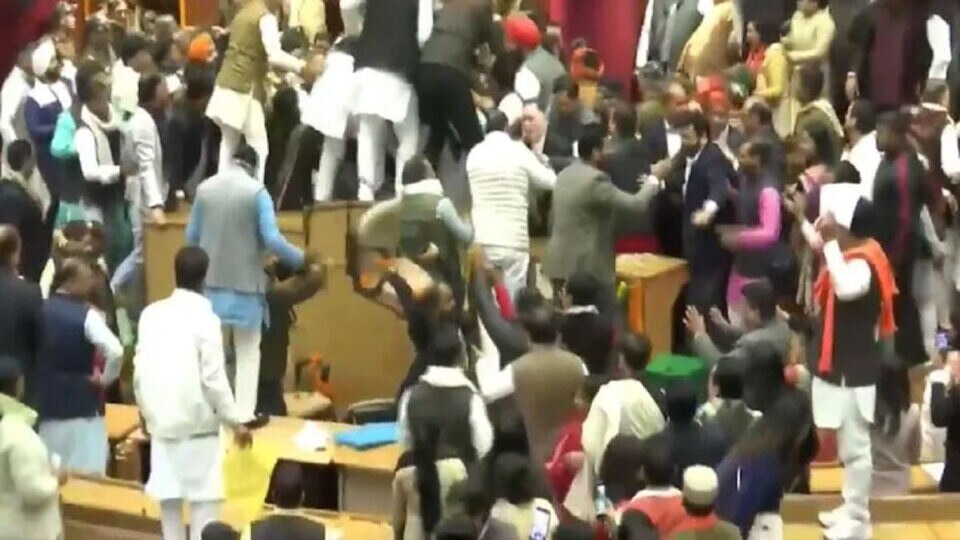 નિયમ મુદ્દે નિયમોનું જ ઉલ્લંઘન કરી ભાજપ-આપના નેતાઓ ભાન ભુલ્યા gujarattak