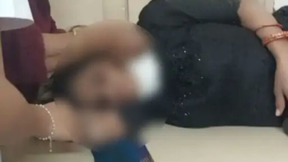 ઉમરેઠમાં યુવતીના ગળે છરો ફેરવી યુવક ફરાર, તડપતી હાલતમાં યુવતી મળી આવી gujarattak