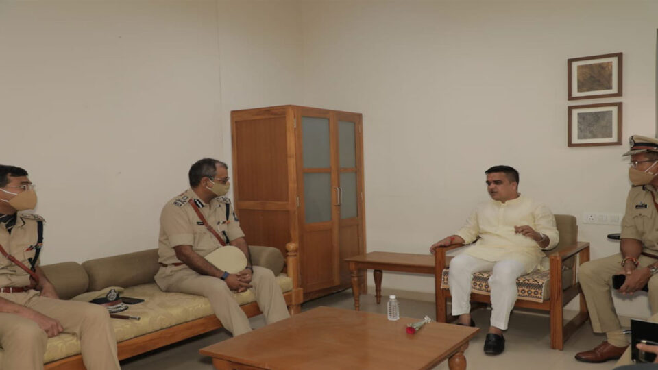 ગુજરાતના DGP આશિષ ભાટિયાના વહીવટદારને સસ્પેન્ડ કરવા ગૃહમંત્રાલયે કરવા પડ્યા આદેશ ! gujarattak