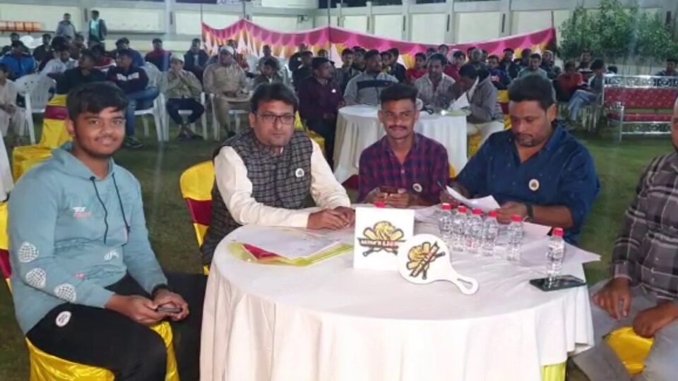 છોટા ઉદેપુરમાં ‘મિની IPL’નું આયોજન, 6 ટીમના માલિકો વચ્ચે ખેલાડીઓ ખરીદવા હોડ જામી gujarattak