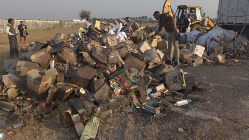 ડીસામાં 1 કરોડના દારૂનો પોલીસે કર્યો નાશ gujarattak