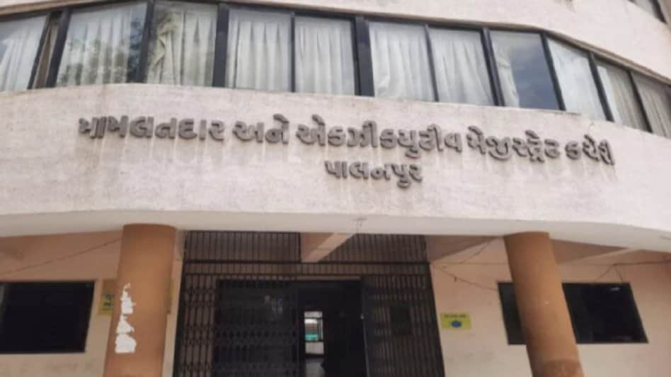 બનાસકાંઠાઃ મહેસૂલ વિભાગમાં લાગવગિયા 15 વર્ષથી એક જ તાલુકામાં: 4 ઝોનમાં હેડ ક્વાર્ટર બદલીઓમાં પોલમપોલ gujarattak