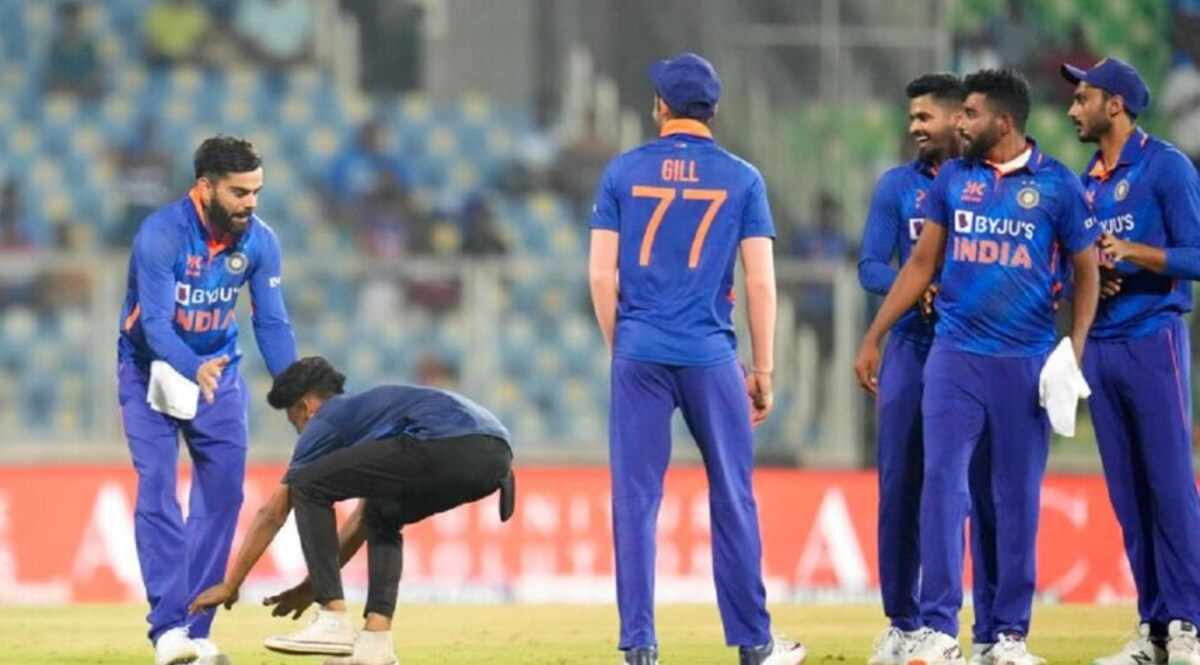 ચાલુ મેચે મેદાનમાં ઘુસી ગયેલા ફેને Virat Kohliના પગ પકડી લીધા… સૂર્યકુમાર પાસે ફોટો ખેંચાવ્યો gujarattak