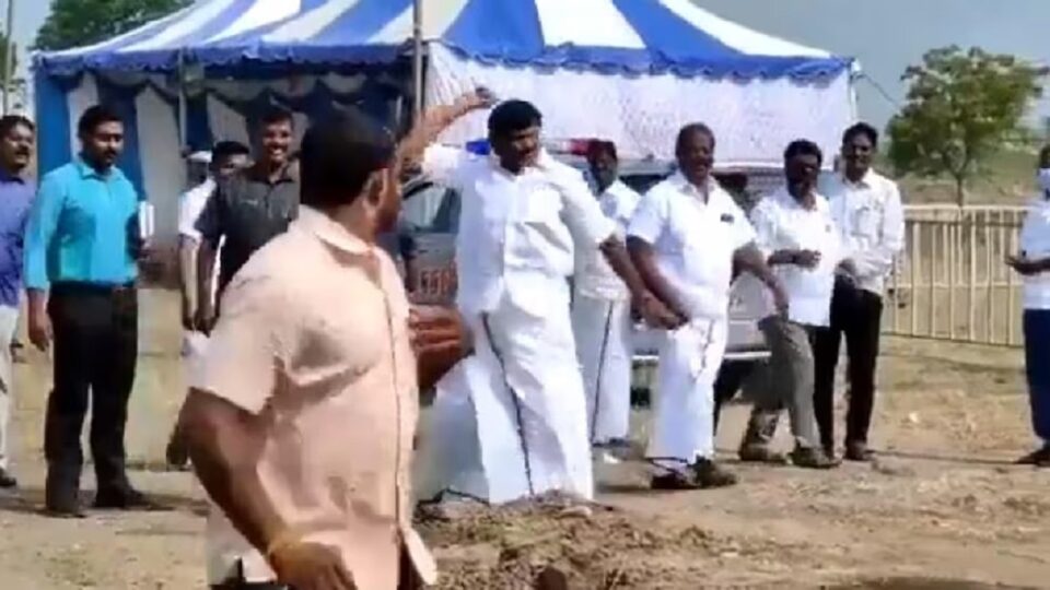 ખુરશી આવતા વાર લાગી તો મંત્રીજીનો પારો છટક્યો, કાર્યકર્તા પર જ પથરાં ફેંક્યા, VIDEO વાઈરલ થયો gujarattak