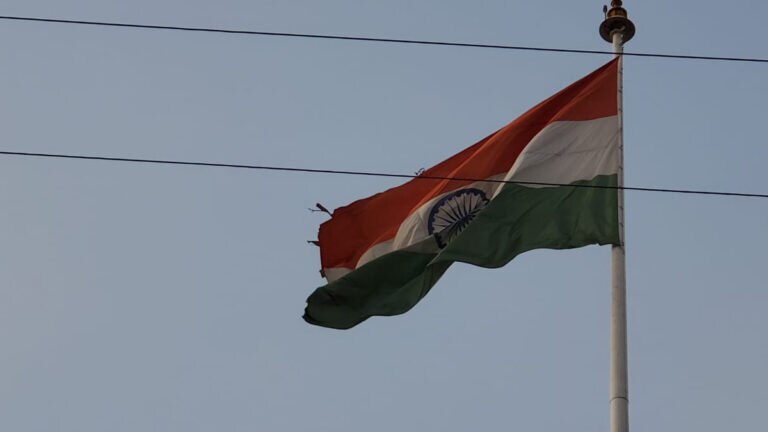 નહીં ફરકાવો તો ચલાવાશે પણ અપમાન કેમનું ચલાવવું? મોડાસાના તંત્રને રાષ્ટ્રધ્વજની જરા પરવાહ નહીં gujarattak