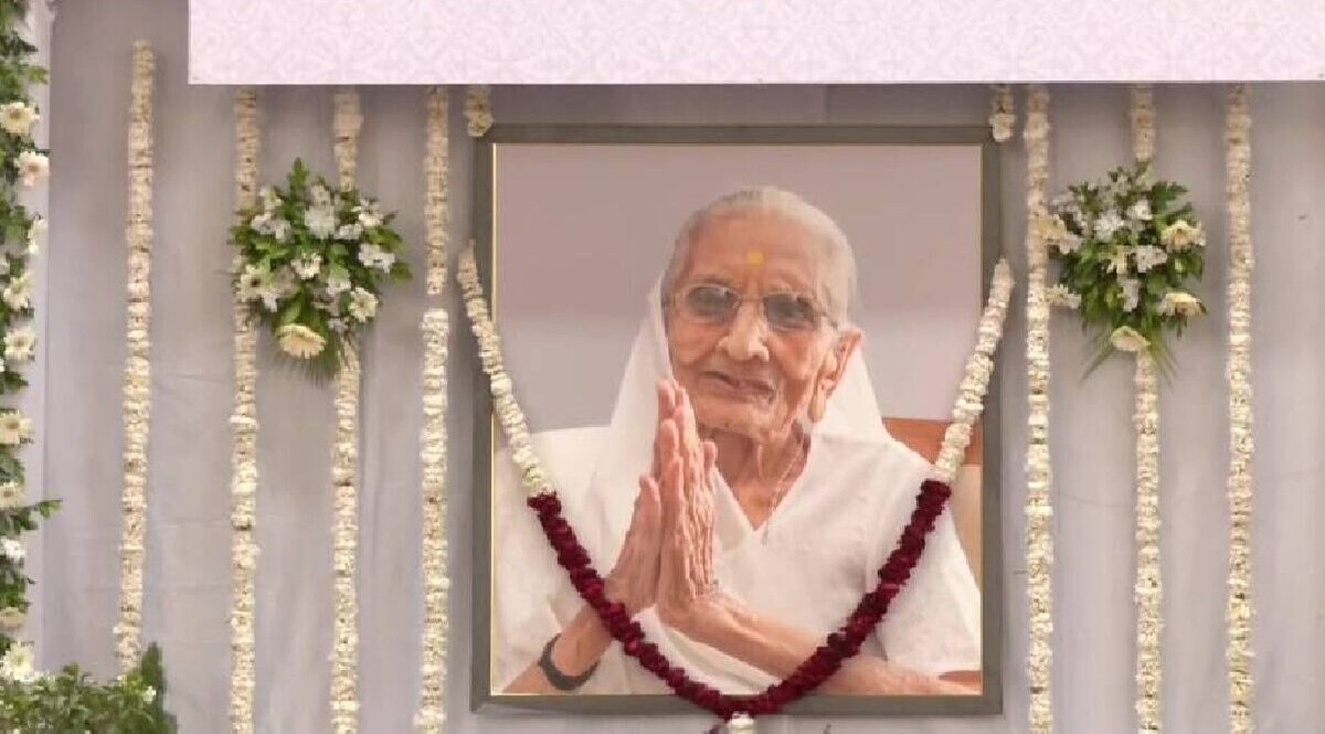 વડાપ્રધાન નરેન્દ્ર મોદીના માતા હિરાબાની સ્મૃતિમાં આજે પ્રાર્થનાસભા, સાધુ સંતોએ સહિત અનેક લોકોએ આપી શ્રદ્ધાંજલિ gujarattak