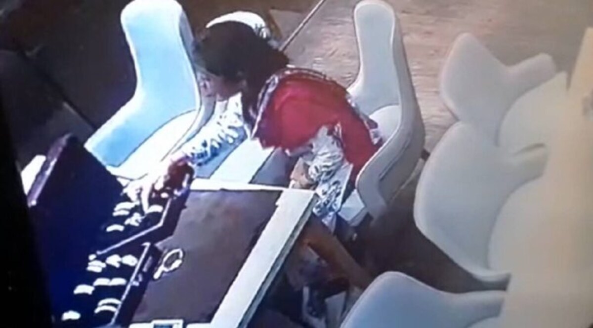 સુરતમાં મહિલાએ જ્વેલર્સની દુકાનમાં કારીગરોનું ધ્યાન ભટકાવી દાગીના સેરવી લીધા, CCTVમાં કેદ થઈ ચોરી gujarattak