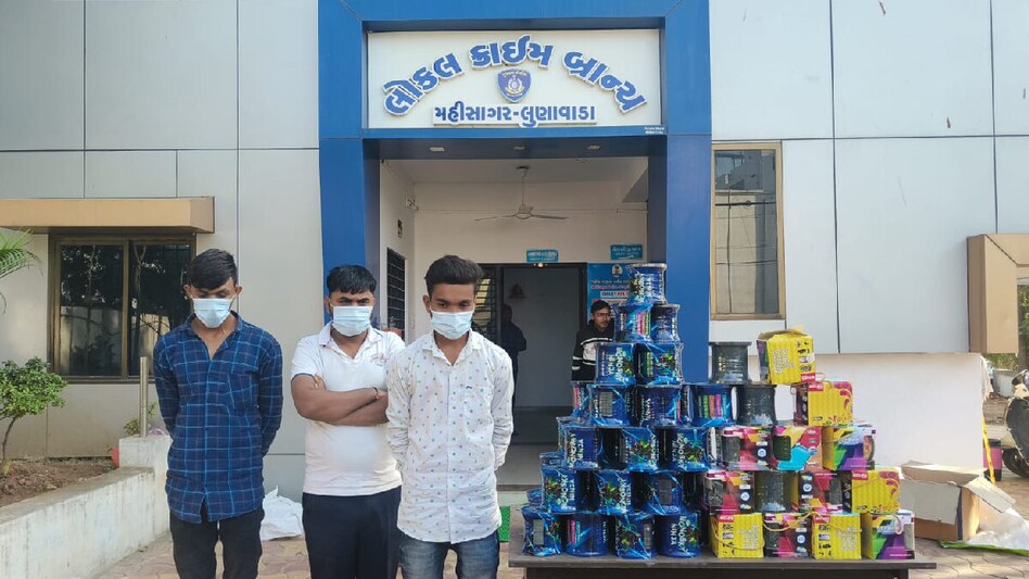 ઉત્તરાયણ પહેલા ચાઈનીઝ દોરી સામે મહીસાગર પોલીસ એક્શન મોડમાં, મુદ્દામાલ સાથે 4 વેપારીની ધરપકડ gujarattak