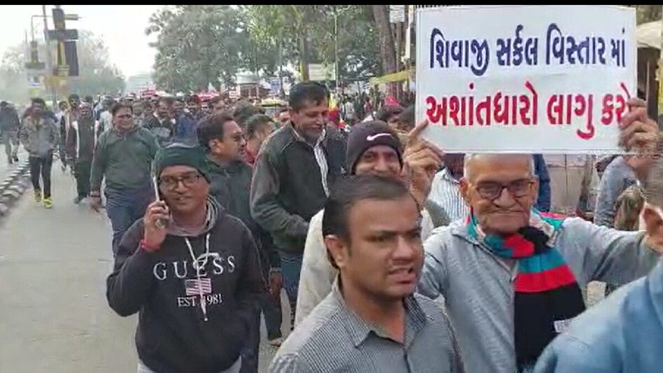 ભાવનગરમાં અશાંત ધારો લાગુ કરવા માટે વિવિધ હિન્દુ સંગઠનો આવ્યા મેદાનમાં, એડિશનલ કલેકટર સાથે થયું શાબ્દિક ઘર્ષણ gujarattak