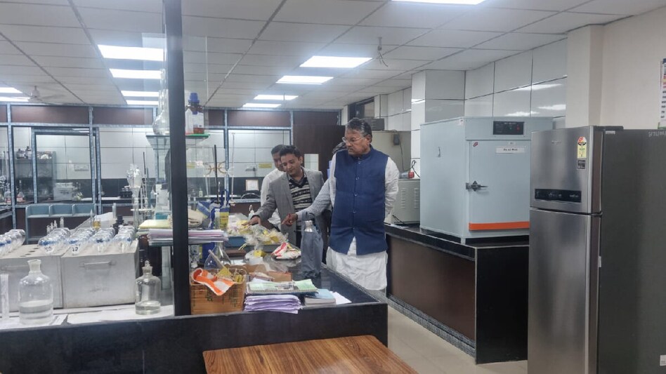 રાઘવજી પટેલે સતત બીજા દિવસે કરી સરપ્રાઈઝ વિઝીટ, કૃષિ વિભાગની લેબોરેટરીની લીધી મુલાકાત gujarattak